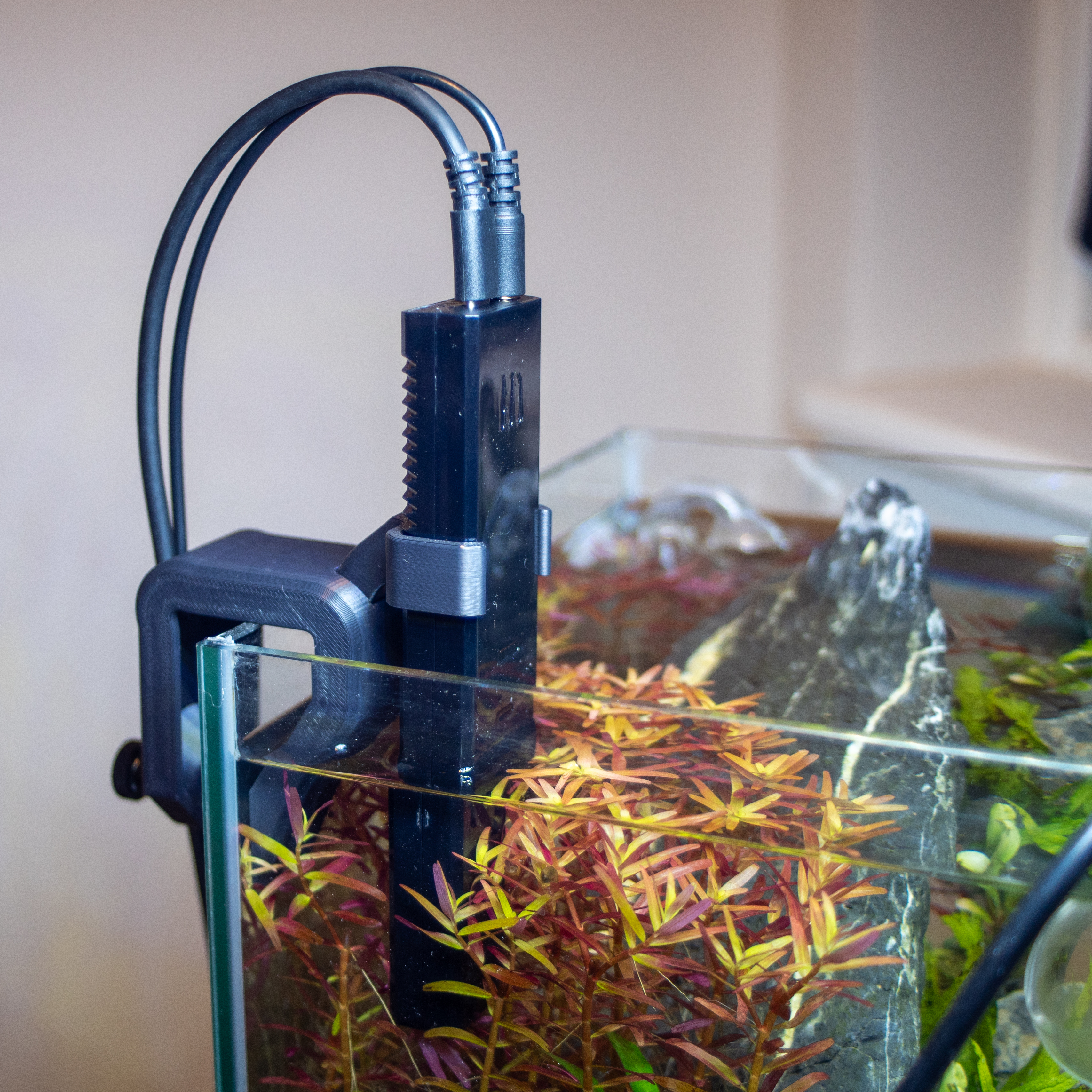 Photo of H1 installation on a typical aquarium
